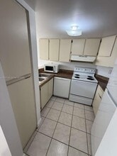 6995 NW 186th St in Hialeah, FL - Foto de edificio - Building Photo