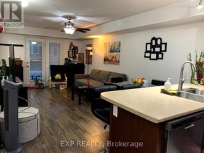 2450 Post Rd in Oakville, ON - Building Photo - Building Photo