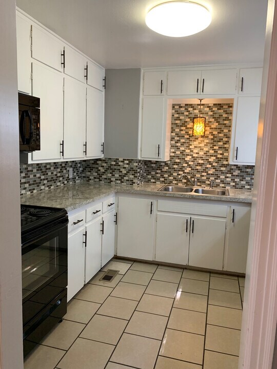 1747 Roanoke St in Wichita, KS - Building Photo