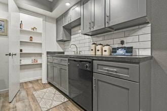 Canterbury Green in Fort Wayne, IN - Foto de edificio - Building Photo