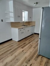 8306 Essen Ave, Unit Unit 1 (Lower) in Parma, OH - Foto de edificio - Building Photo