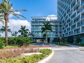 2000 Metropica Wy in Sunrise, FL - Building Photo