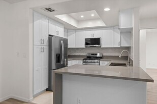 Carlyle Condominiums in Sherman Oaks, CA - Building Photo