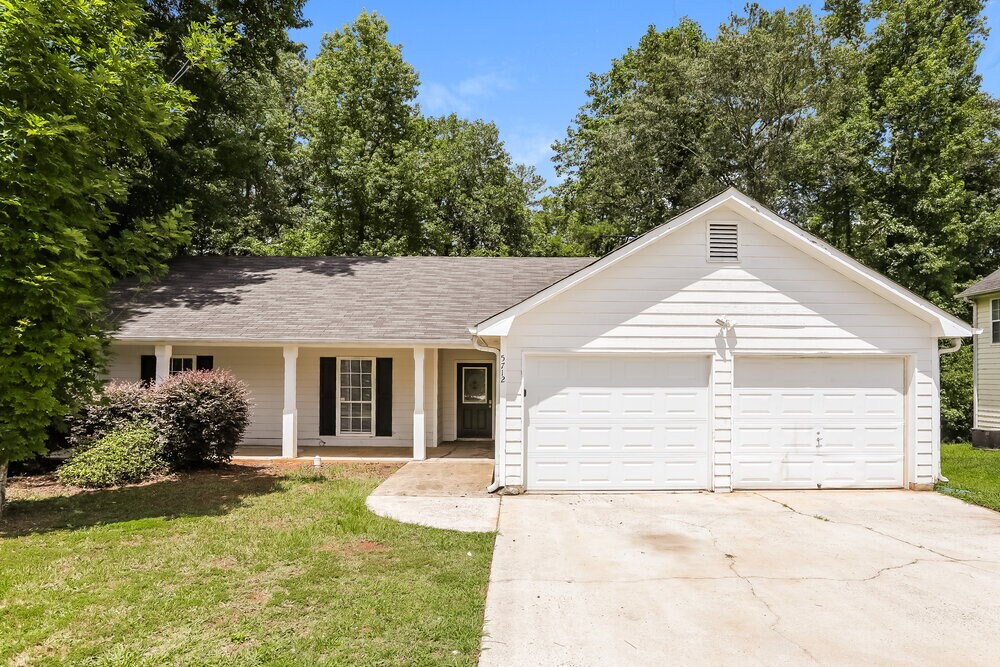 5712 Mistyview Dr in Rex, GA - Building Photo