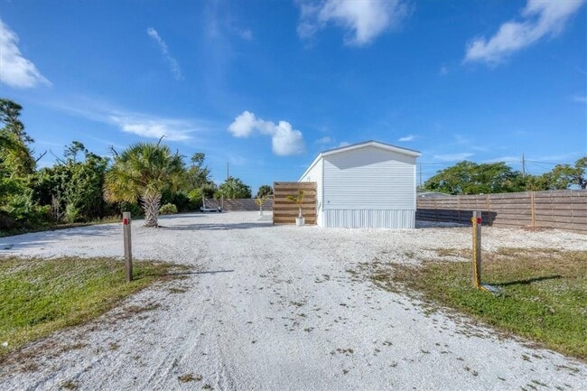 3230 Smith St in Englewood, FL - Building Photo - Building Photo