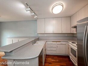 1017 Kingston Ln in Alameda, CA - Foto de edificio - Building Photo