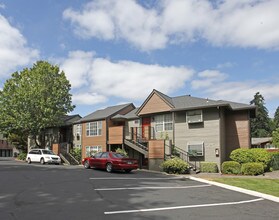 Uptown at Lake Oswego in Lake Oswego, OR - Foto de edificio - Building Photo