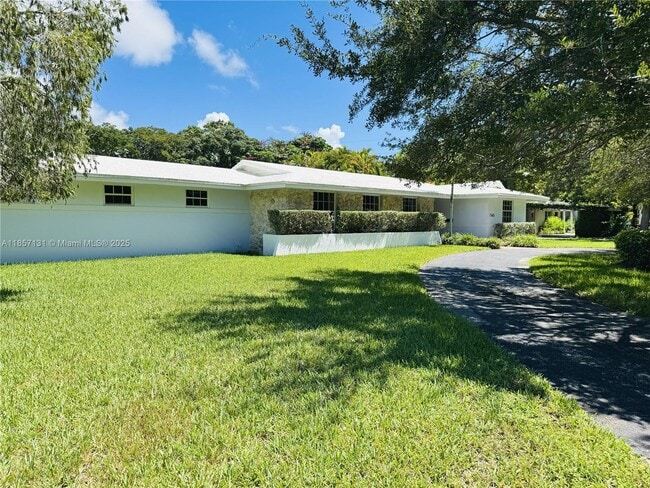 7485 SW 126th St in Miami, FL - Foto de edificio - Building Photo