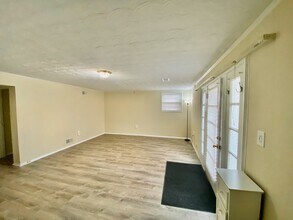 5307 Pooks Hill Rd in Bethesda, MD - Foto de edificio - Building Photo