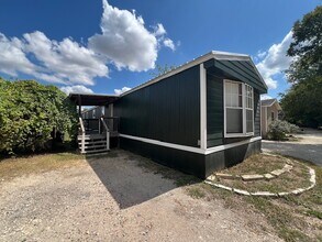 48 Willowbrook Ct in Martindale, TX - Building Photo - Building Photo