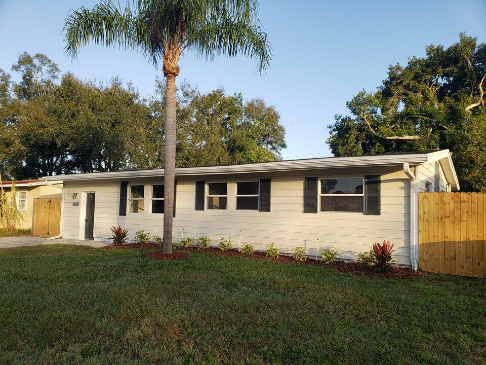 4715 W Oklahoma Ave in Tampa, FL - Building Photo