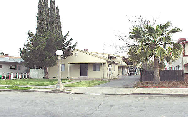 417 E Locust St in Lodi, CA - Building Photo