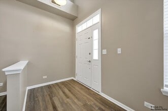 2571 Hillsboro Blvd in Aurora, IL - Building Photo - Building Photo