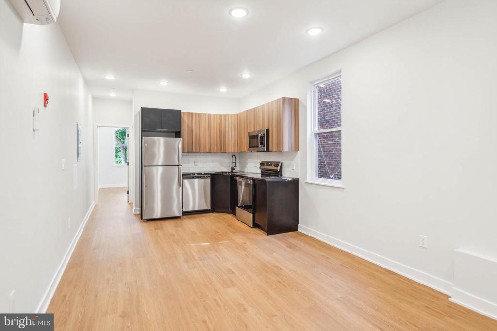 4145 W Girard Ave in Philadelphia, PA - Building Photo