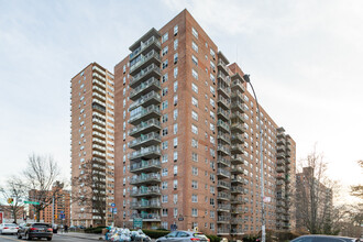 Harry and Jeanette Weinberg in Flushing, NY - Building Photo - Building Photo