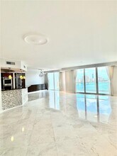 3301 NE 183rd St in Aventura, FL - Foto de edificio - Building Photo