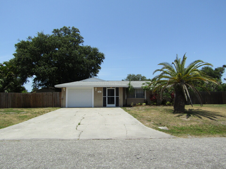 644 Cumberland Rd in Venice, FL - Foto de edificio