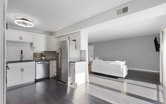 12727 Woodcrest Plz, Unit 3-222 in Omaha, NE - Foto de edificio - Building Photo