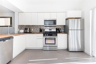 7818 Dixie Beach Cir in Tamarac, FL - Foto de edificio - Building Photo