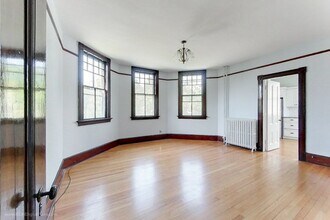 39 Cranston Ave, Unit 3 in Newport, RI - Building Photo - Building Photo