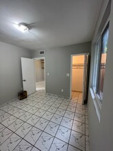 2037 SW 6th St, Unit Apt 3 in Miami, FL - Foto de edificio - Building Photo