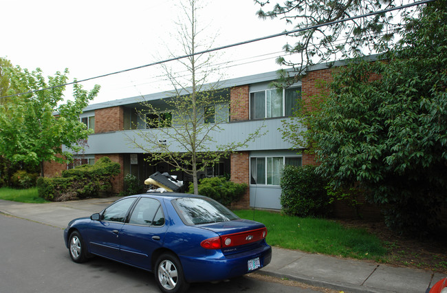 Holiday Manor in Corvallis, OR - Building Photo - Building Photo