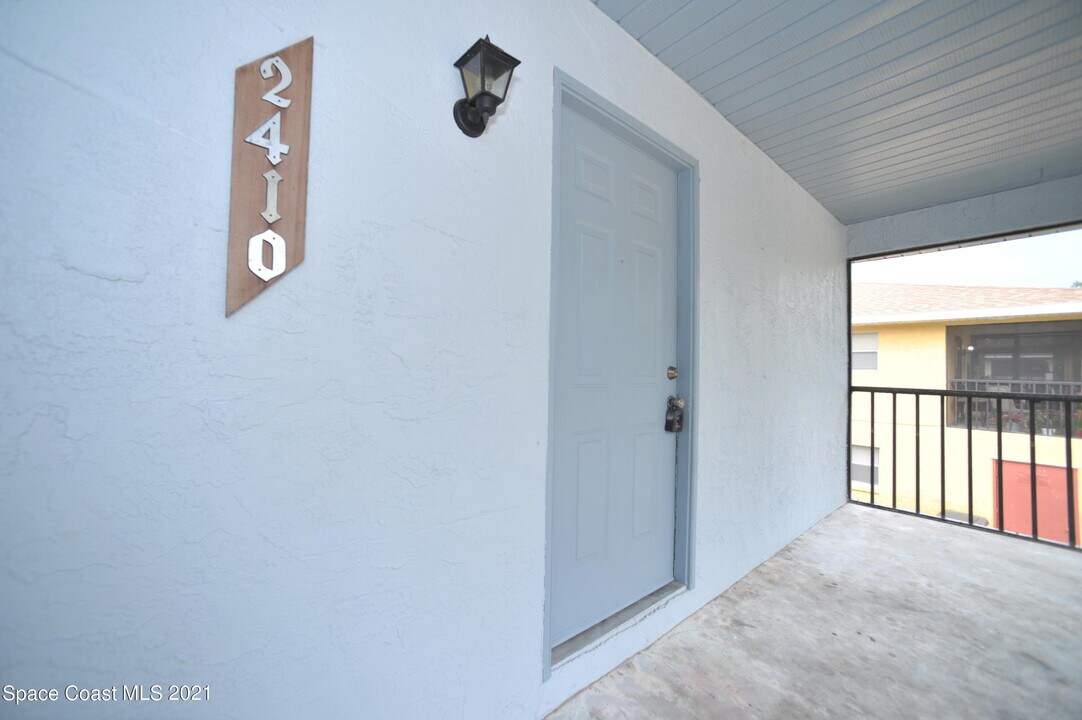 2410 Fox Hollow Dr in Titusville, FL - Building Photo