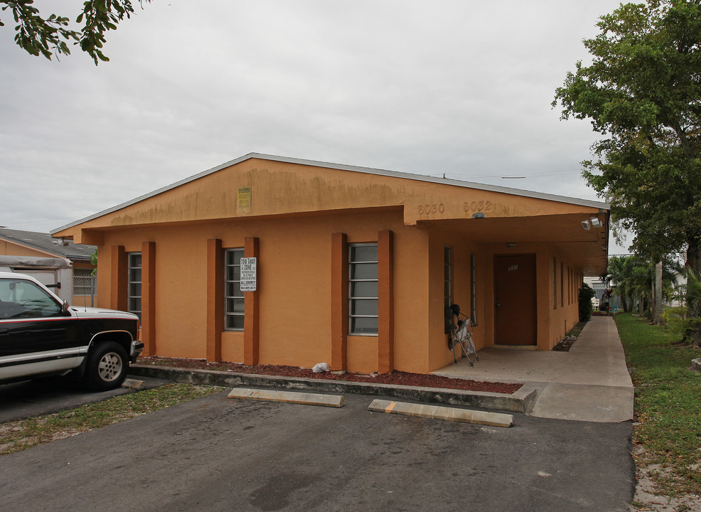 6030-6032 Buchanan St in Hollywood, FL - Building Photo