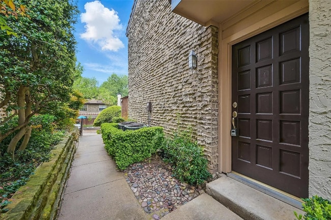 5626 Preston Oaks Rd in Dallas, TX - Building Photo - Building Photo