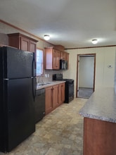 1874 Armstrong Blvd in Milford, MI - Foto de edificio - Building Photo