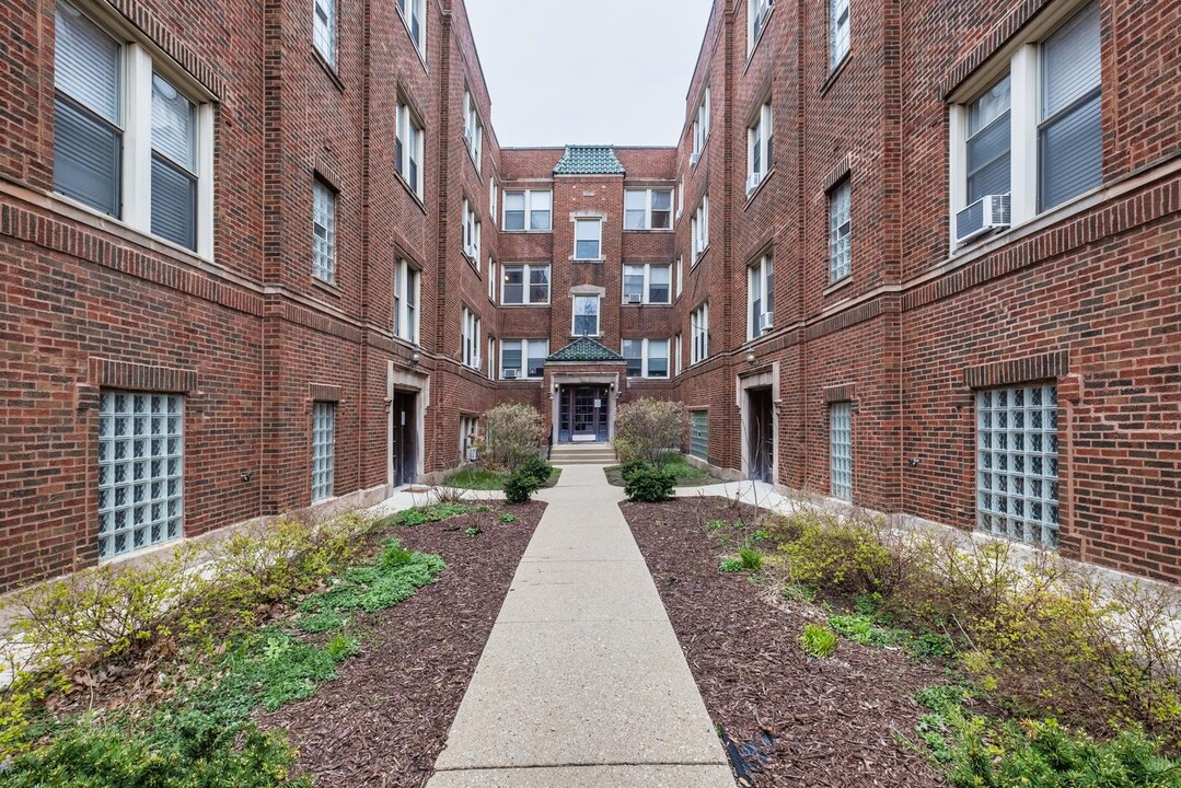 2450 W Addison St, Unit 1B in Chicago, IL - Building Photo