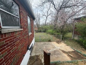 1315 Mendell Dr in University City, MO - Building Photo - Building Photo