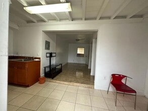7305 NW 17th Ct, Unit D in Miami, FL - Building Photo - Building Photo