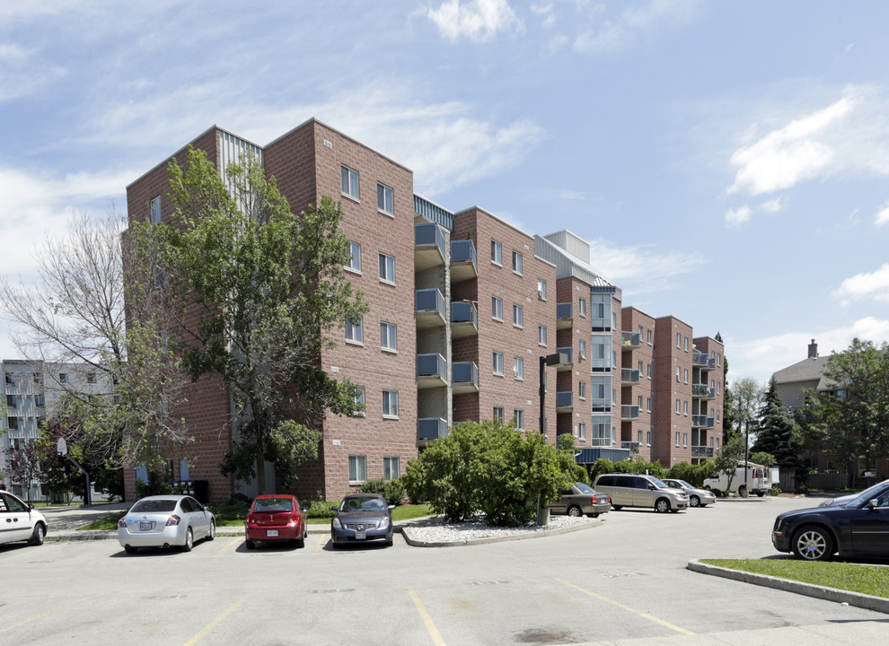 Pablo Neruda Estates in Waterloo, ON - Building Photo