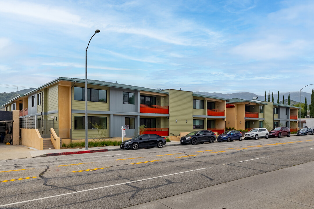 Honolulu Hills Condominiums in Montrose, CA - Foto de edificio