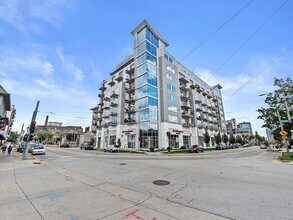 601 E Ogden Ave, Unit 605 in Milwaukee, WI - Building Photo - Building Photo