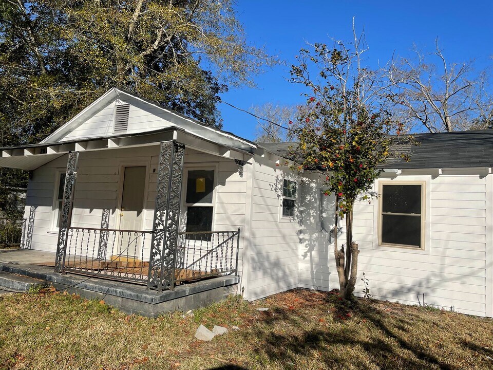 2004 Fuller St in North Charleston, SC - Building Photo