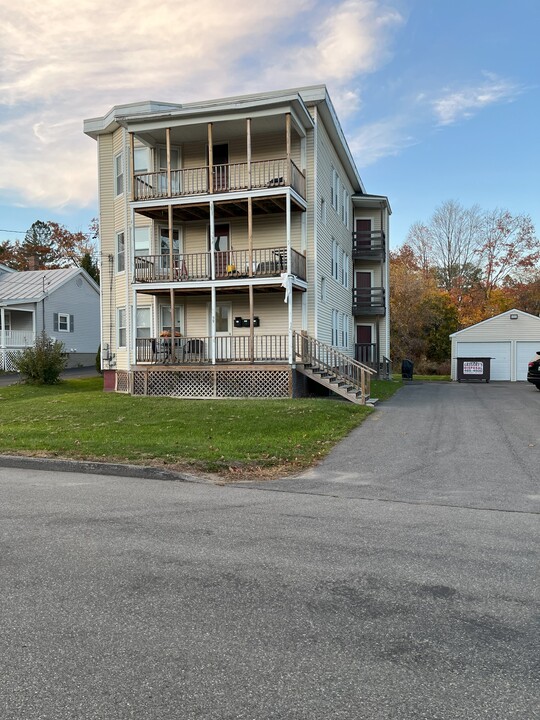 39 Oakland St in Waterville, ME - Foto de edificio