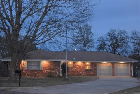 2700 Del Casa Cir in Midwest City, OK - Building Photo