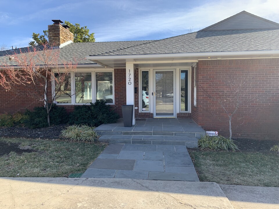 1720 Dorchester Pl in Nichols Hills, OK - Building Photo