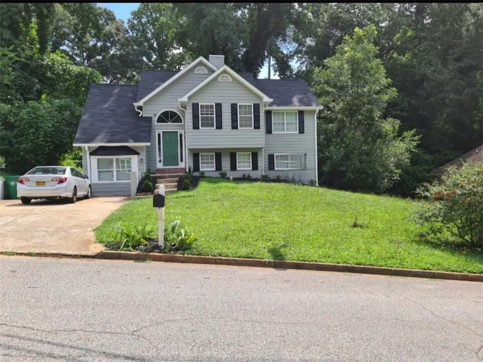 1650 Ivy Glenn Rd in Decatur, GA - Building Photo