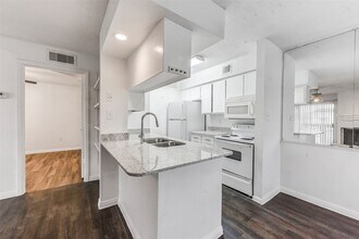 250 El Dorado Blvd in Webster, TX - Foto de edificio - Building Photo