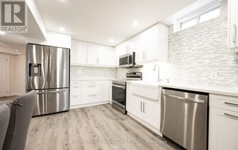 5615 Heatherleigh Ave in Mississauga, ON - Building Photo - Building Photo