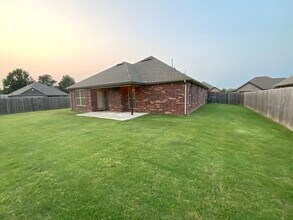 120 Cisterna Dr in Centerton, AR - Building Photo - Building Photo