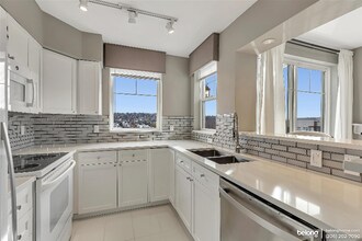 1525 NW 57th St, Unit 507 in Seattle, WA - Foto de edificio - Building Photo