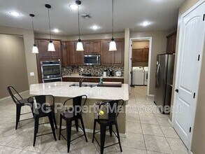 15747 W Shaw Butte Dr in Surprise, AZ - Foto de edificio - Building Photo