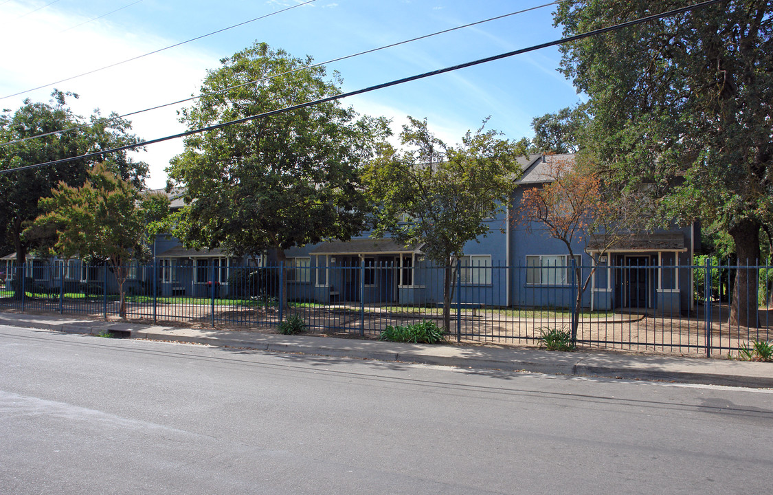 Village Park Apartments in Sacramento, CA - Foto de edificio