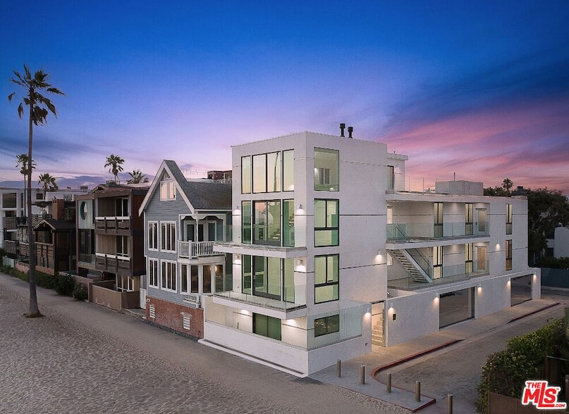 2419 Ocean Front Walk in Los Angeles, CA - Building Photo