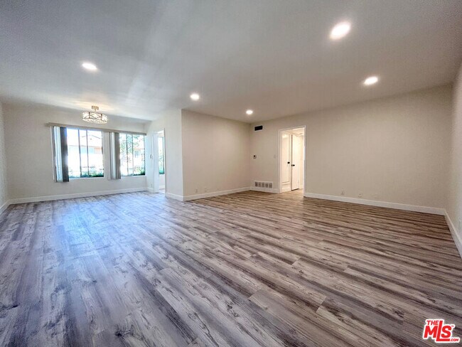 439 S Oakhurst Dr in Beverly Hills, CA - Building Photo - Building Photo