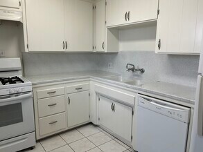 5319 Radford Ave, Unit 5 in Valley Village, CA - Foto de edificio - Building Photo